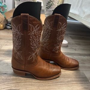 Size 8 justin cowgirl boots. Like new, worn twice, just too small for me.